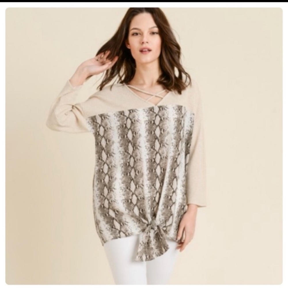 ✨SNAKE PRINT CONTRAST TOP W/V-NECKLINE-NEW - Picture 3 of 11